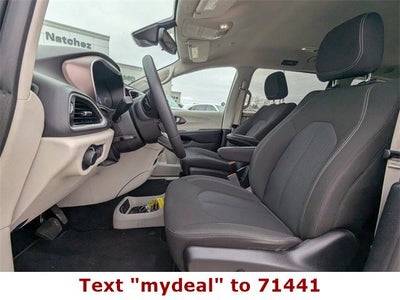 2023 Chrysler Voyager LX