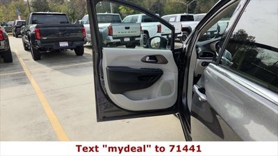 2023 Chrysler Voyager LX