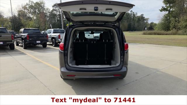 2023 Chrysler Voyager LX