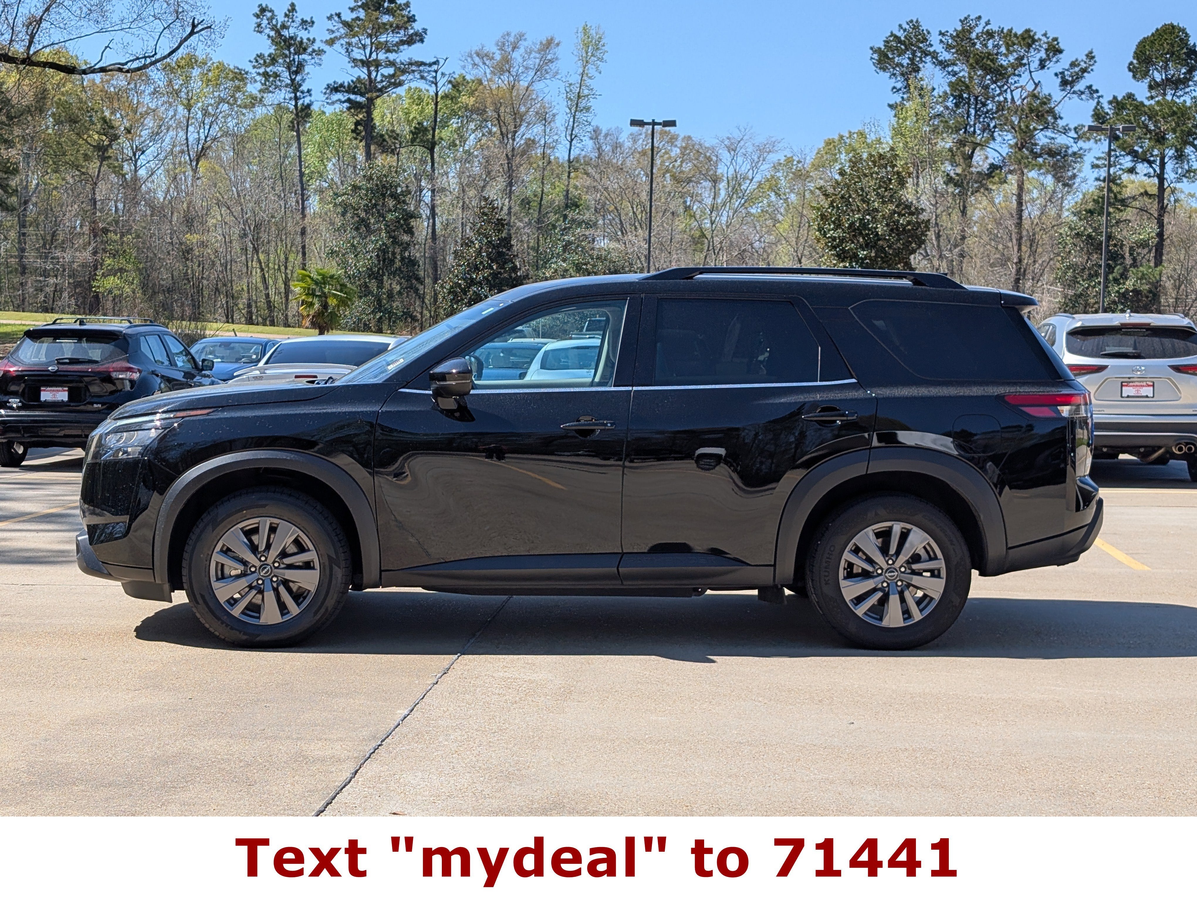 2025 Nissan Pathfinder SV