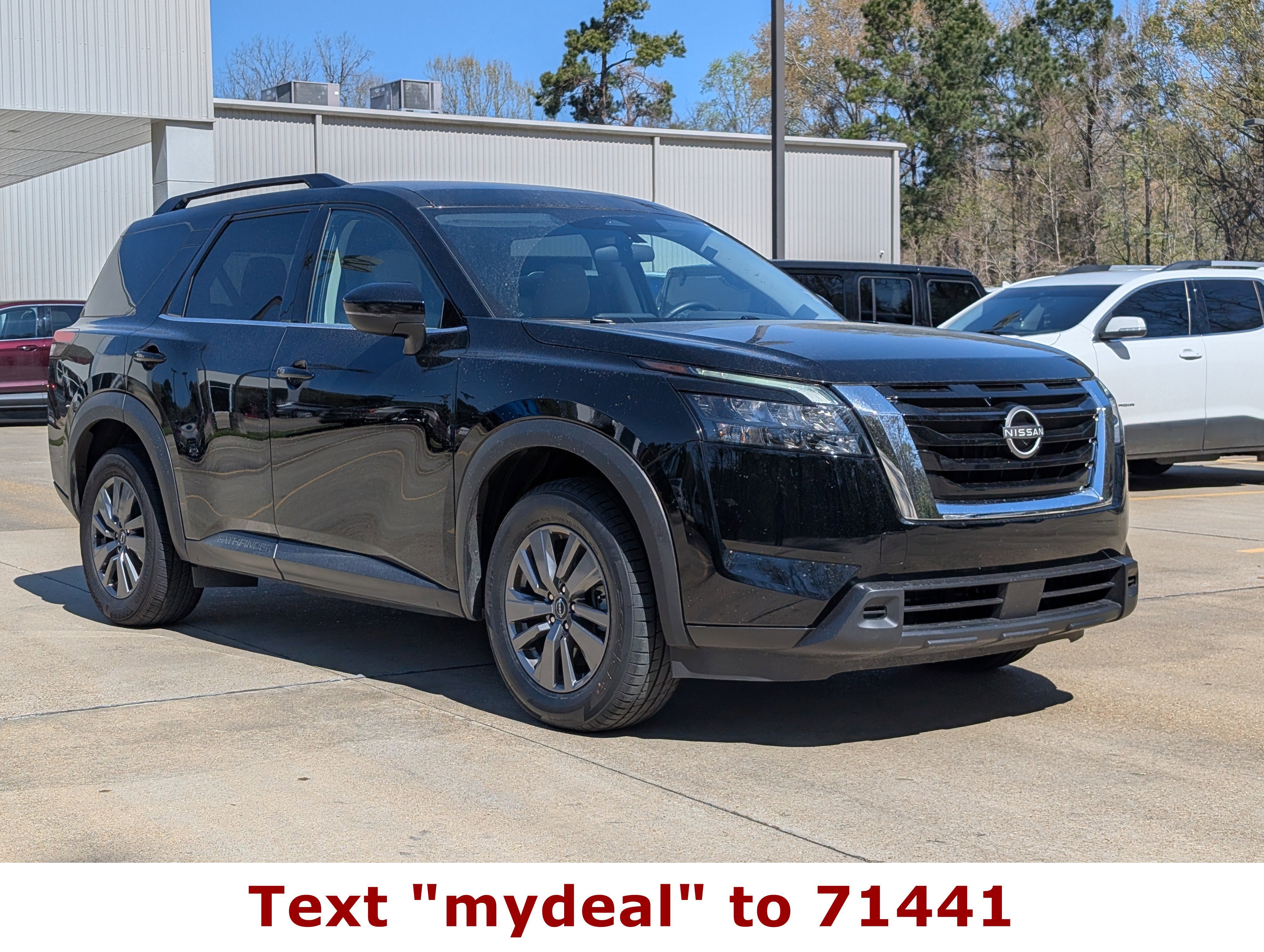 2025 Nissan Pathfinder SV