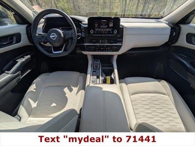 2025 Nissan Pathfinder SV