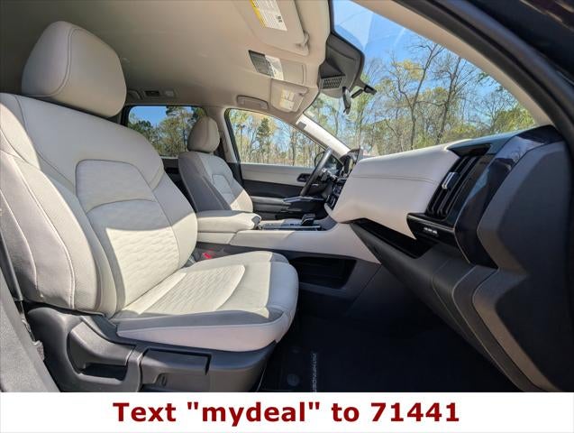 2025 Nissan Pathfinder SV