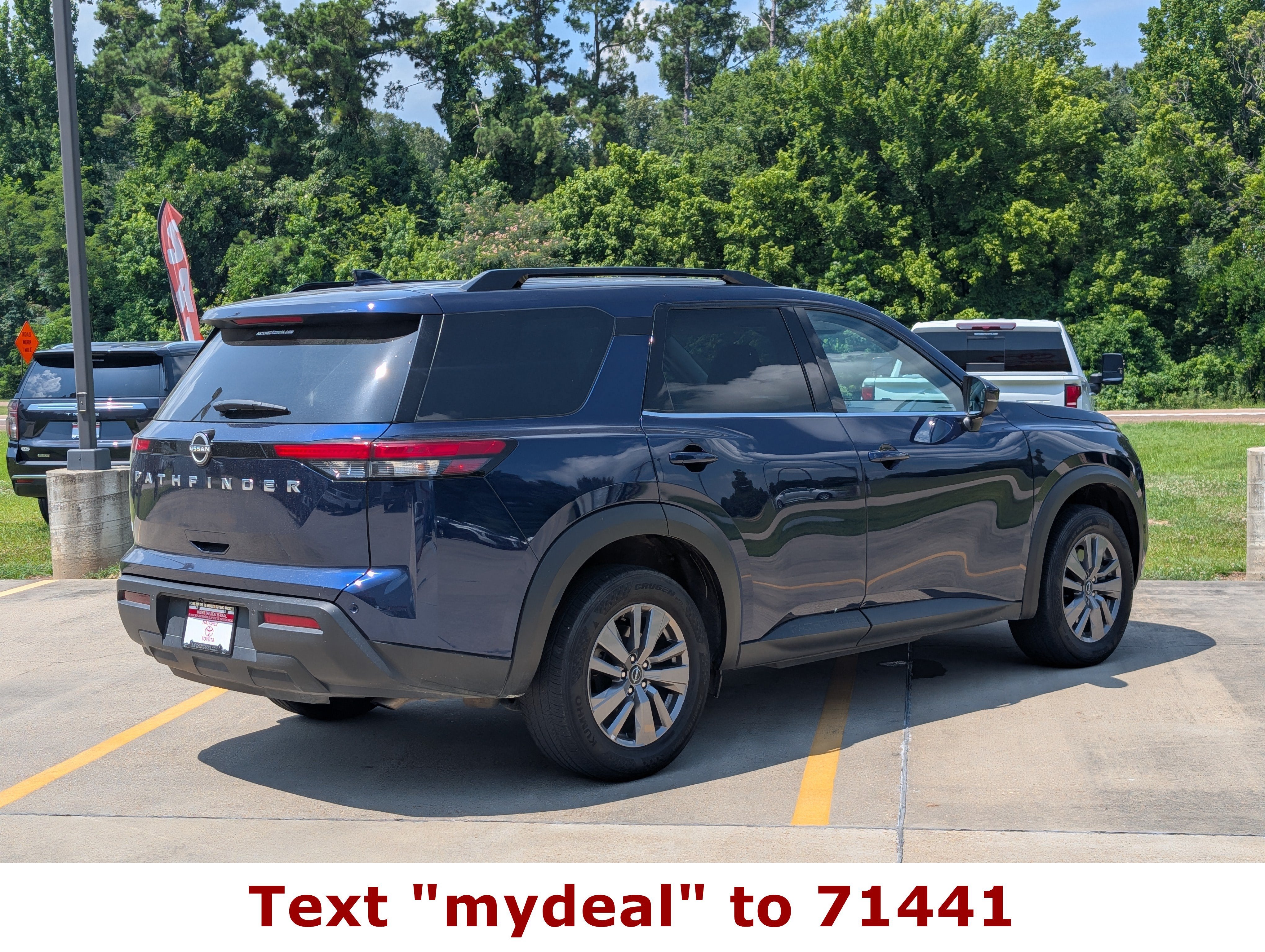 2025 Nissan Pathfinder SV