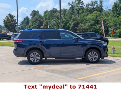 2025 Nissan Pathfinder SV