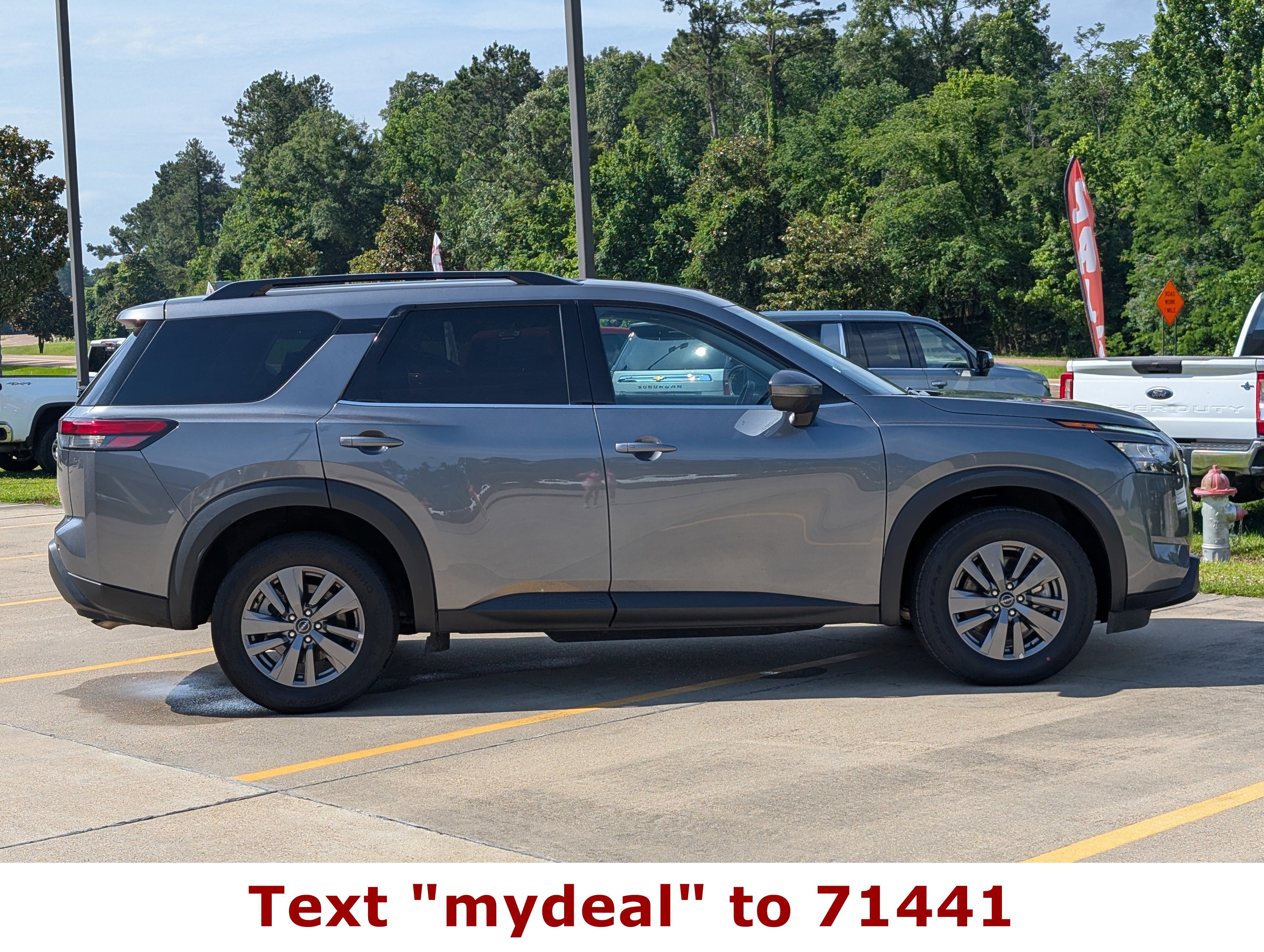 2025 Nissan Pathfinder SV